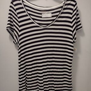 Artisan Women’s Short Sleeve V-Neck Stripe Tee - Black & White